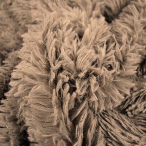 TAUPE LÅNGHÅRIG PLYSCH – 30 MM LUGG & TVÄRSGÅENDE STRETCH