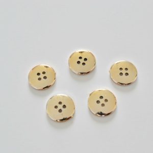 KNAPP 4-HÅLS GULD 18 MM