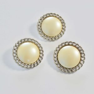 ÖGONKNAPP VIT PÄRLOR 33 MM