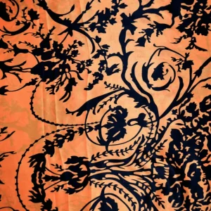 ORANGE SIDEN MED BLOMSTERDEKORATION