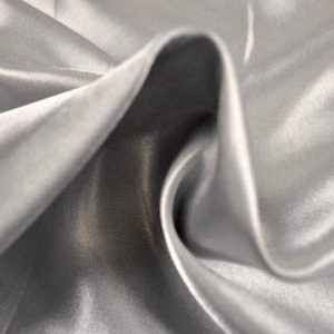 SILVERGRÅ SATIN TYG – LÄTT & GLANSIGT