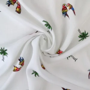 VITT VISCOSETYG MED PAPEGÖJA OCH PALM TRYCK